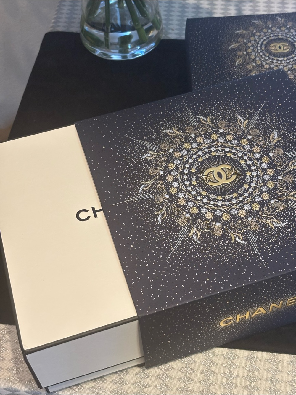 CHANEL Amplified Gaze Makeup Set — Black and Gold Decorative Box - Picture 8 of 10